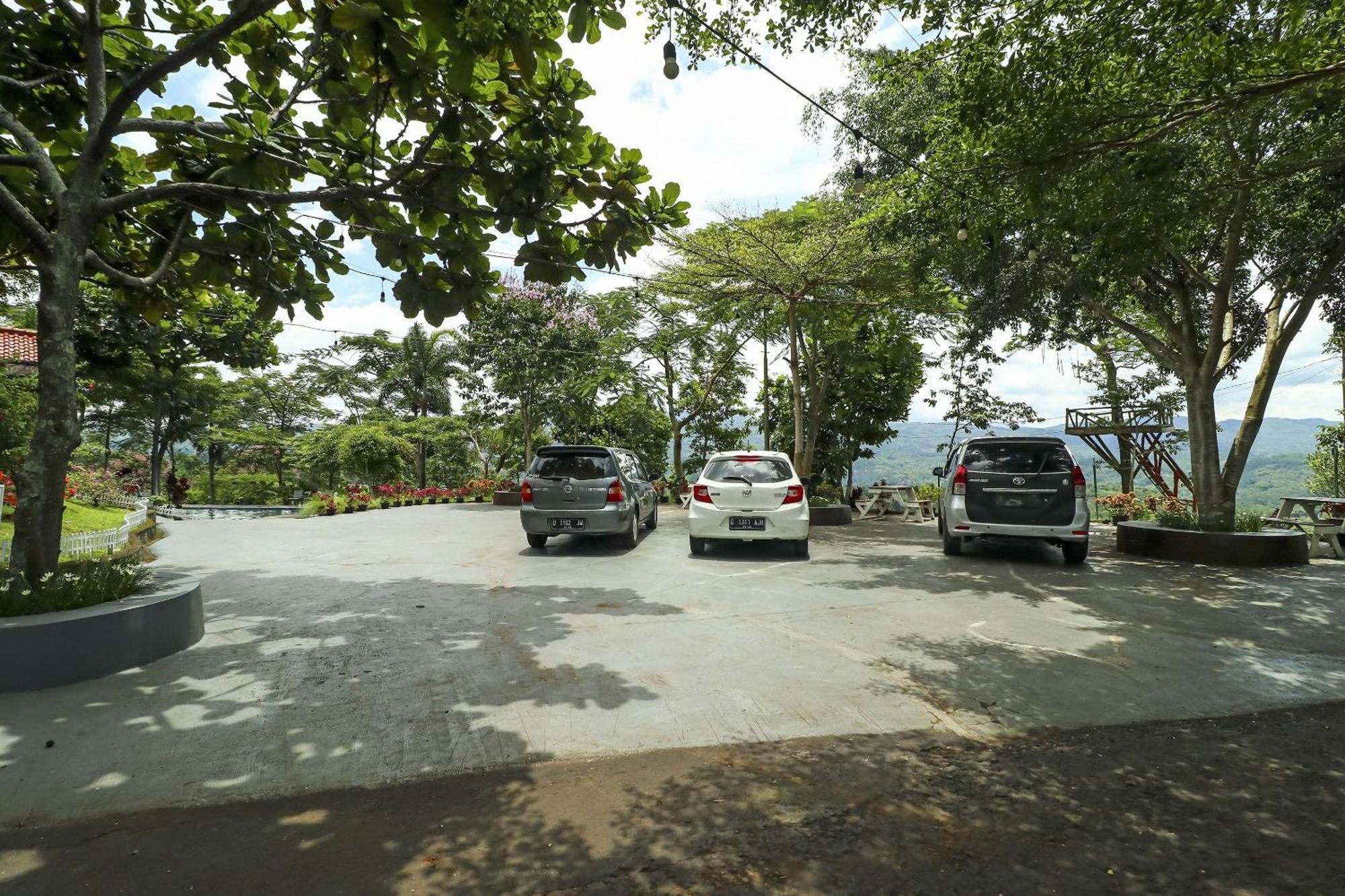 Oyo Homes 90956 Desa Wisata Guranteng Pendjalu Eksteriør bilde